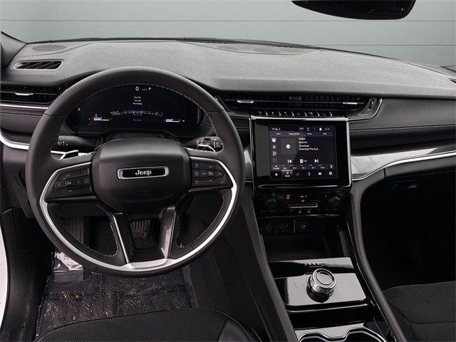 Jeep Grand Cherokee L Vehicle Full-screen Gallery Image 12