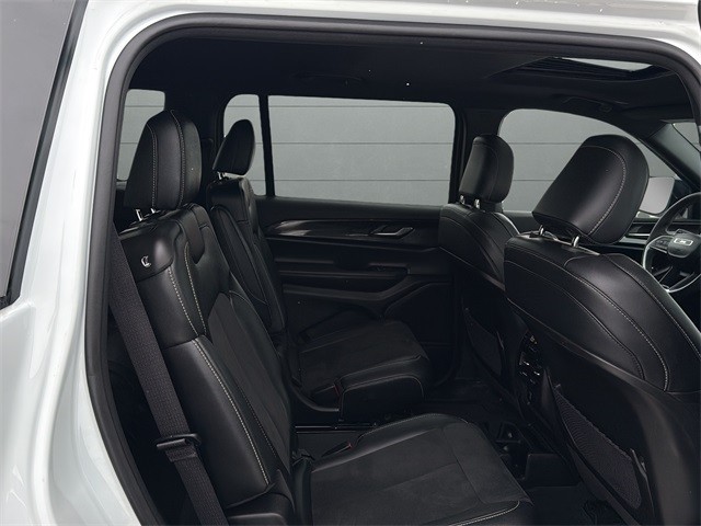 Jeep Grand Cherokee L Vehicle Full-screen Gallery Image 14