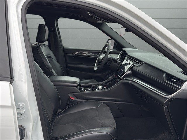 Jeep Grand Cherokee L Vehicle Full-screen Gallery Image 15