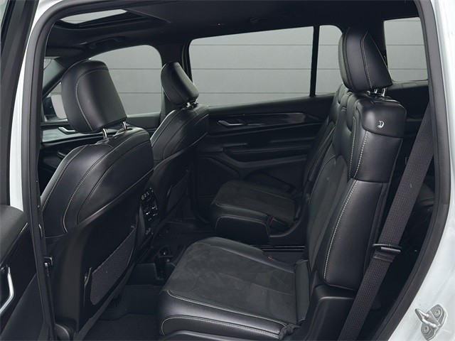 Jeep Grand Cherokee L Vehicle Full-screen Gallery Image 17