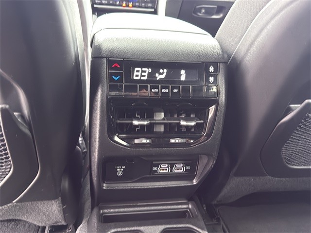 Jeep Grand Cherokee L Vehicle Full-screen Gallery Image 18