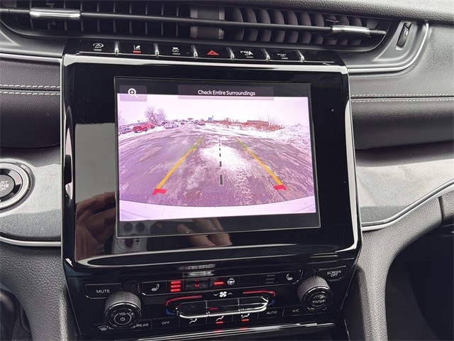 Jeep Grand Cherokee L Vehicle Full-screen Gallery Image 22