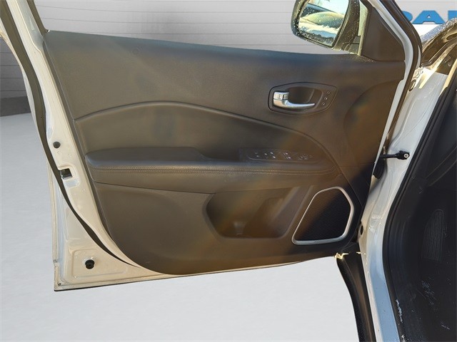 Jeep Compass Vehicle Full-screen Gallery Image 11