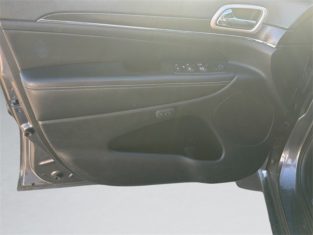 Jeep Grand Cherokee Vehicle Full-screen Gallery Image 11