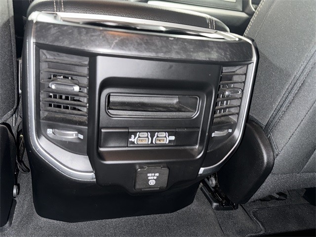 Ram 1500 Vehicle Full-screen Gallery Image 17