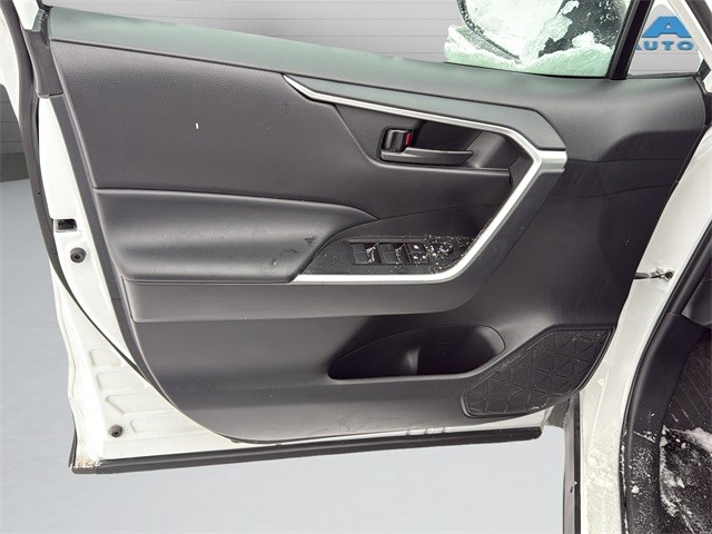 Toyota RAV4 Vehicle Full-screen Gallery Image 10