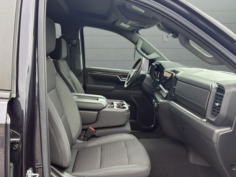 Chevrolet Silverado 1500 Vehicle Full-screen Gallery Image 15