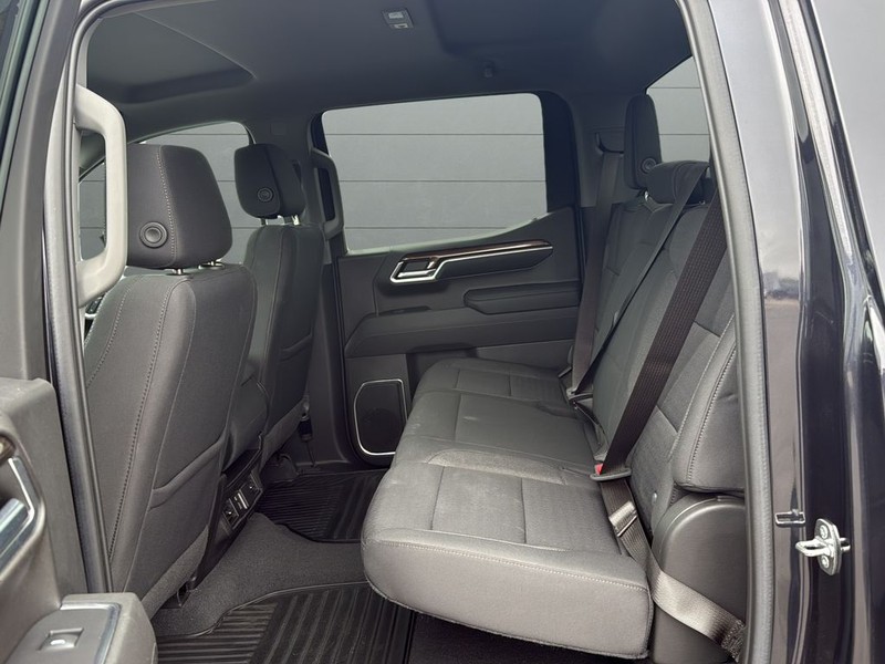 Chevrolet Silverado 1500 Vehicle Full-screen Gallery Image 16