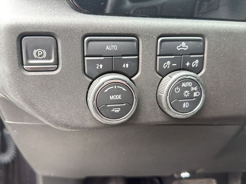 Chevrolet Silverado 1500 Vehicle Full-screen Gallery Image 18