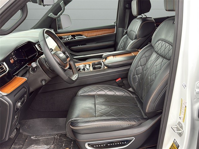 Jeep Grand Wagoneer L Vehicle Full-screen Gallery Image 10