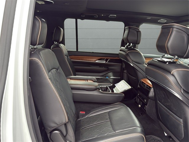 Jeep Grand Wagoneer L Vehicle Full-screen Gallery Image 14