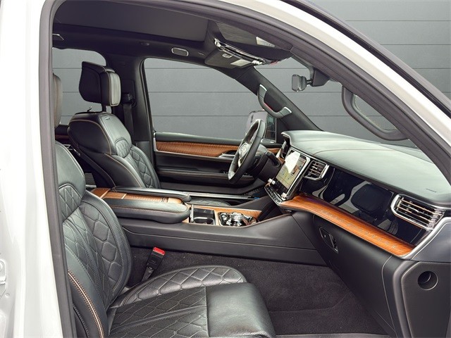 Jeep Grand Wagoneer L Vehicle Full-screen Gallery Image 15