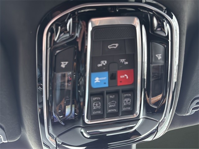 Jeep Grand Wagoneer L Vehicle Full-screen Gallery Image 22