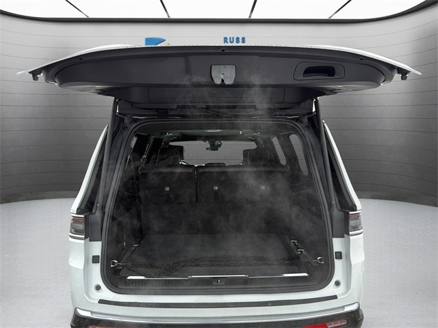 Jeep Grand Wagoneer L Vehicle Full-screen Gallery Image 24