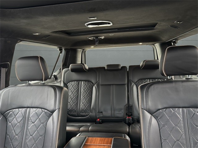 Jeep Grand Wagoneer L Vehicle Full-screen Gallery Image 26