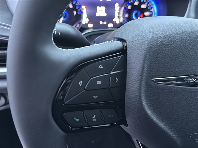 Chrysler Pacifica Vehicle Full-screen Gallery Image 9