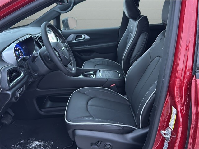 Chrysler Pacifica Vehicle Full-screen Gallery Image 10