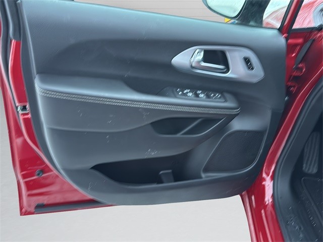 Chrysler Pacifica Vehicle Full-screen Gallery Image 11