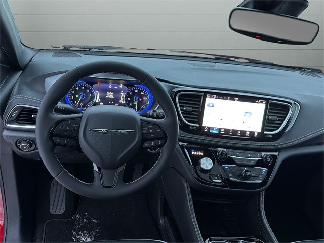 Chrysler Pacifica Vehicle Full-screen Gallery Image 12