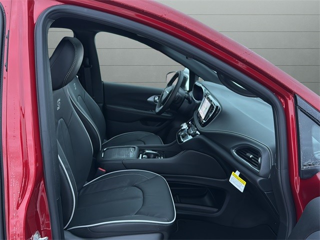 Chrysler Pacifica Vehicle Full-screen Gallery Image 15