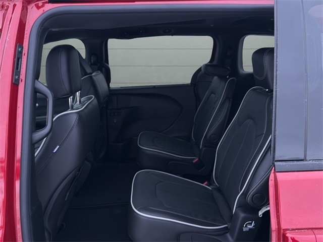 Chrysler Pacifica Vehicle Full-screen Gallery Image 17