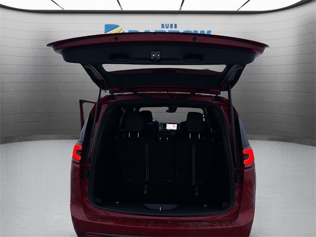 Chrysler Pacifica Vehicle Full-screen Gallery Image 23