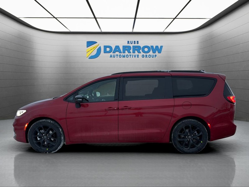 Chrysler Pacifica Vehicle Full-screen Gallery Image 2