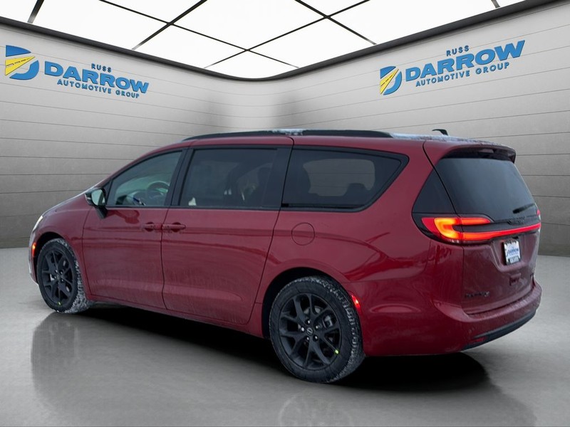 Chrysler Pacifica Vehicle Full-screen Gallery Image 3