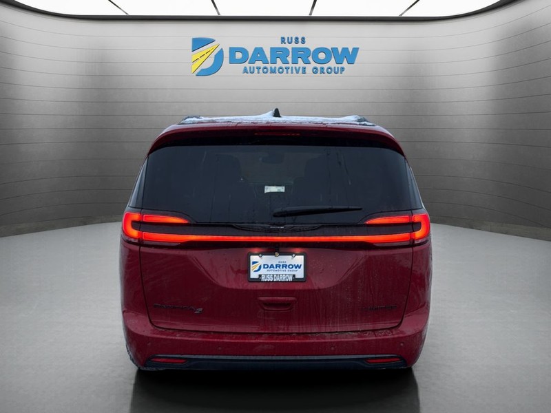 Chrysler Pacifica Vehicle Full-screen Gallery Image 4