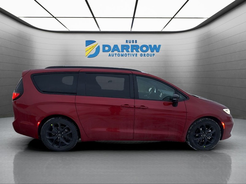 Chrysler Pacifica Vehicle Full-screen Gallery Image 6