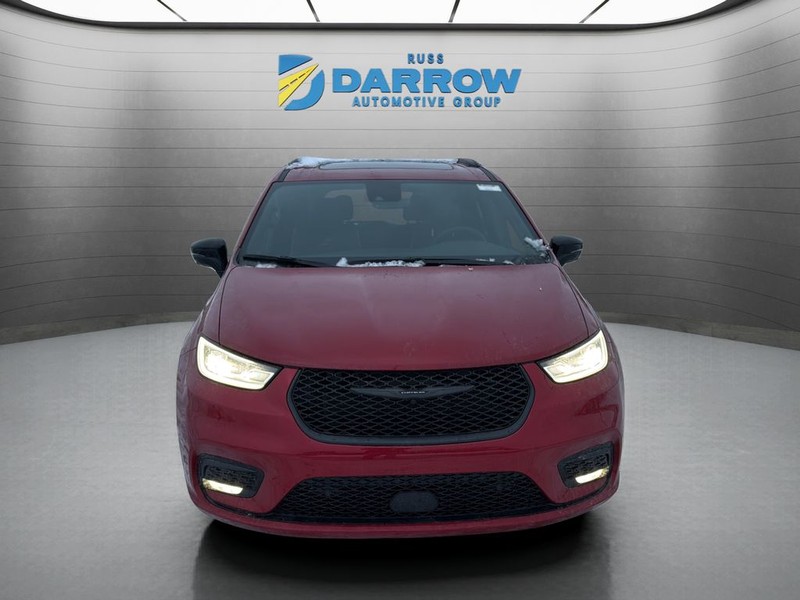 Chrysler Pacifica Vehicle Full-screen Gallery Image 8