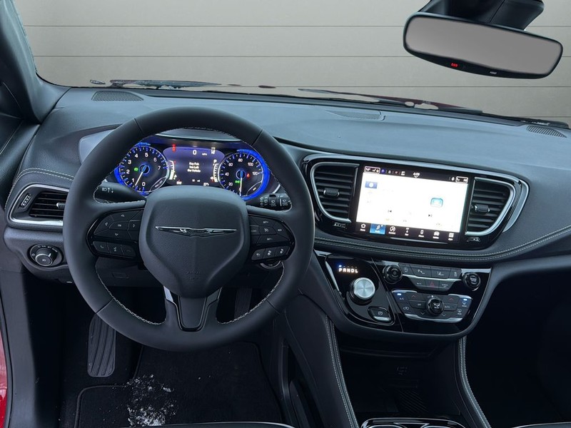 Chrysler Pacifica Vehicle Full-screen Gallery Image 12