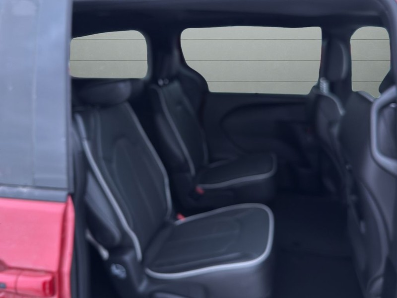 Chrysler Pacifica Vehicle Full-screen Gallery Image 14