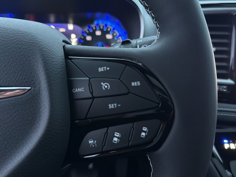 Chrysler Pacifica Vehicle Full-screen Gallery Image 18