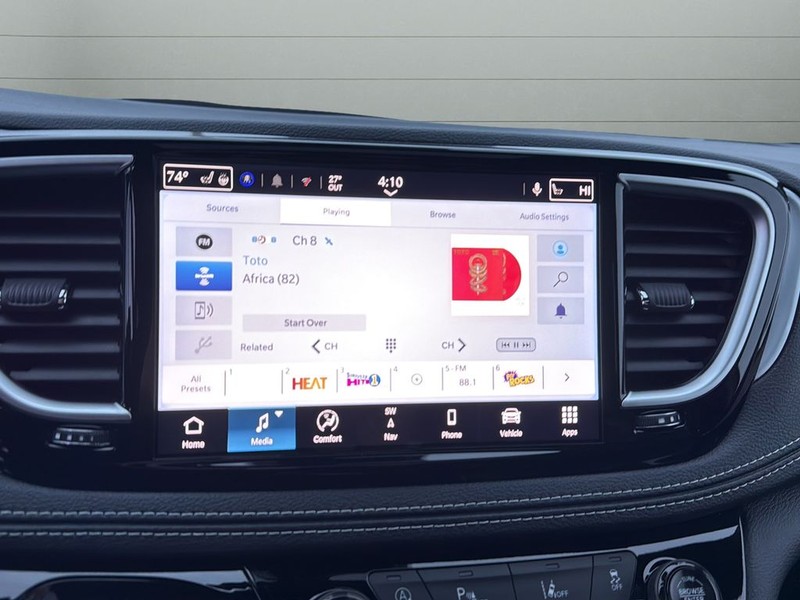 Chrysler Pacifica Vehicle Full-screen Gallery Image 19