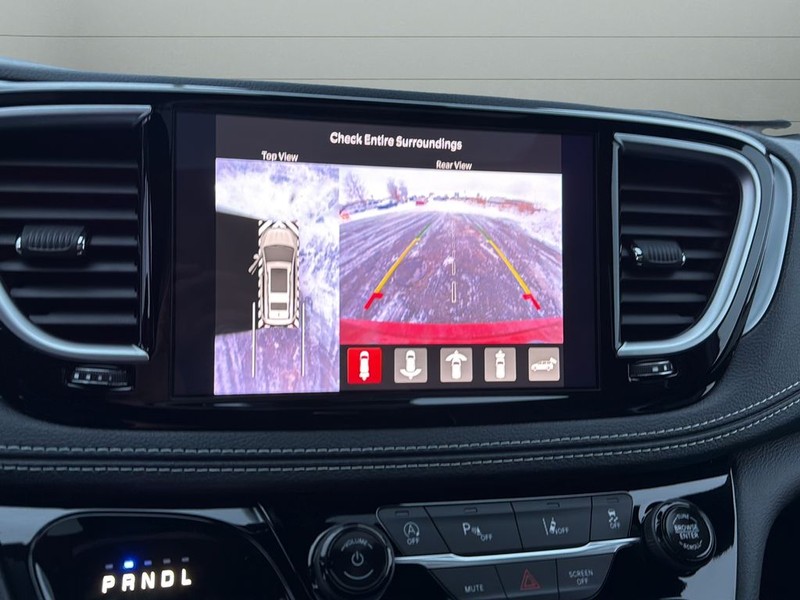 Chrysler Pacifica Vehicle Full-screen Gallery Image 20