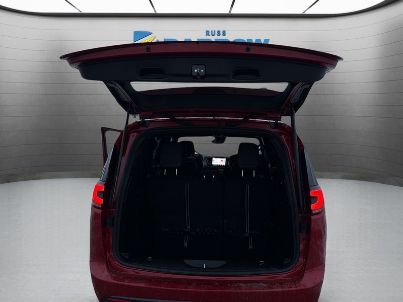 Chrysler Pacifica Vehicle Full-screen Gallery Image 23