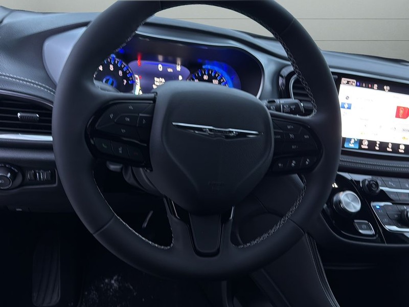 Chrysler Pacifica Vehicle Full-screen Gallery Image 24