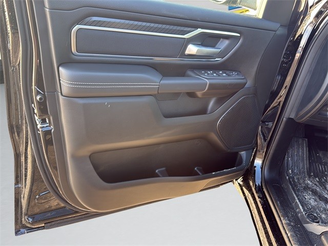 Ram 1500 Vehicle Full-screen Gallery Image 11