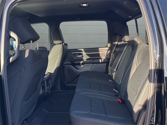 Ram 1500 Vehicle Full-screen Gallery Image 16