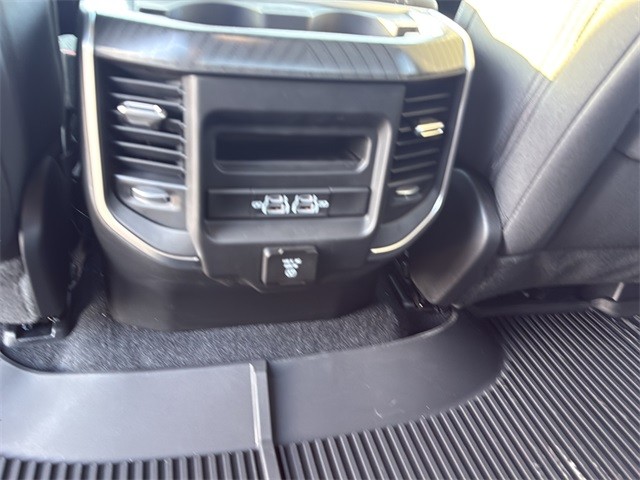 Ram 1500 Vehicle Full-screen Gallery Image 17