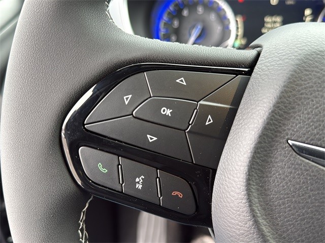 Chrysler Pacifica Vehicle Full-screen Gallery Image 9