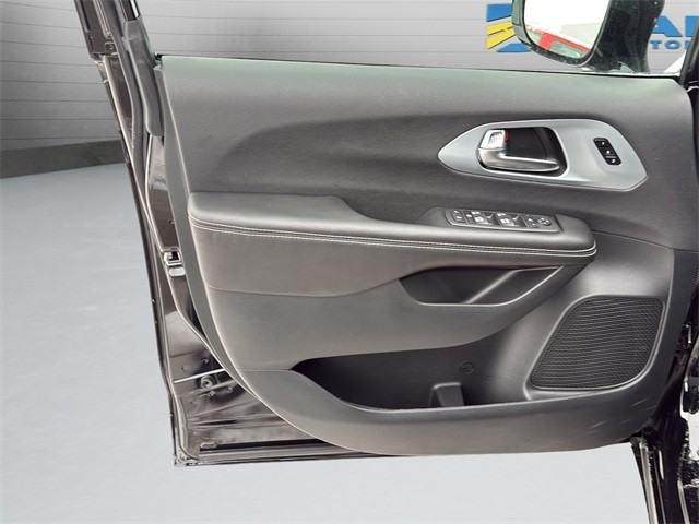 Chrysler Pacifica Vehicle Full-screen Gallery Image 11