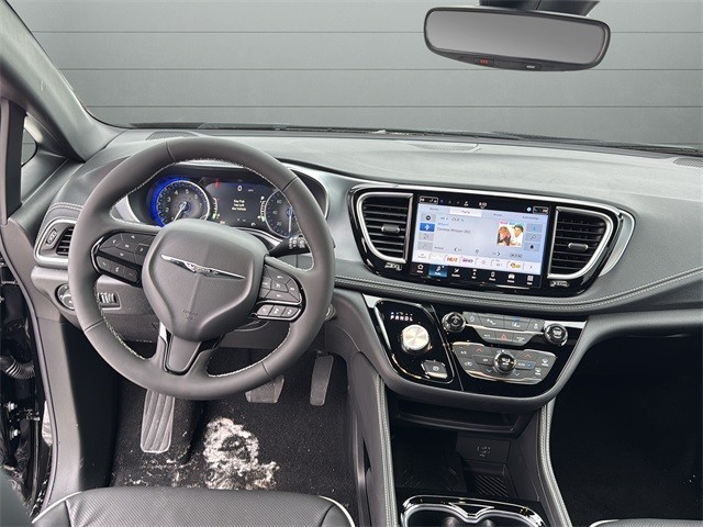 Chrysler Pacifica Vehicle Full-screen Gallery Image 12