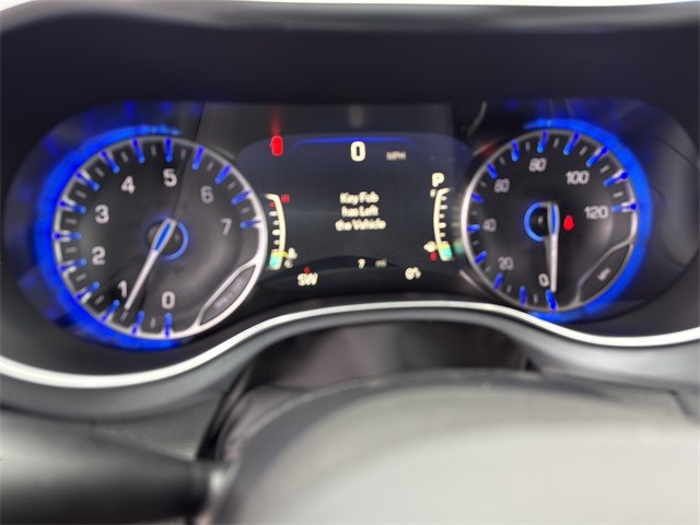 Chrysler Pacifica Vehicle Full-screen Gallery Image 13