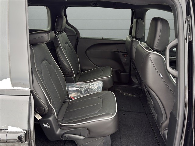 Chrysler Pacifica Vehicle Full-screen Gallery Image 14