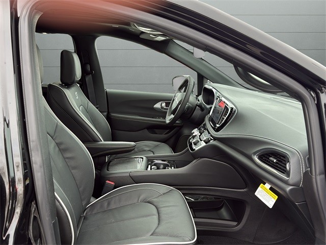 Chrysler Pacifica Vehicle Full-screen Gallery Image 15