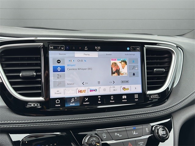 Chrysler Pacifica Vehicle Full-screen Gallery Image 19