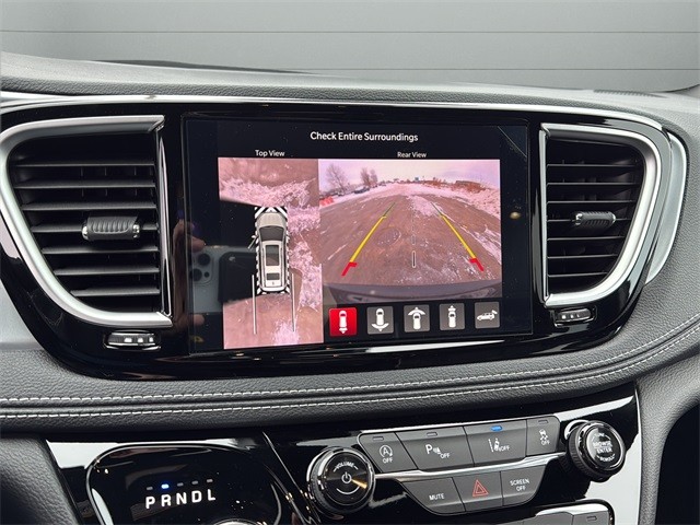 Chrysler Pacifica Vehicle Full-screen Gallery Image 20