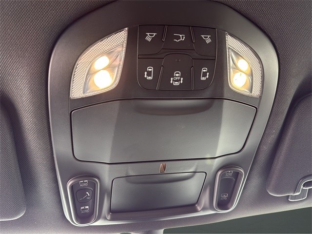 Chrysler Pacifica Vehicle Full-screen Gallery Image 21